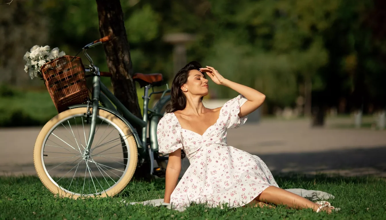 Девушки с велосипедом